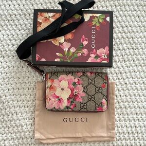Gucci GG Supreme Monogram pink Blooms Zip Around Card Holder Wallet